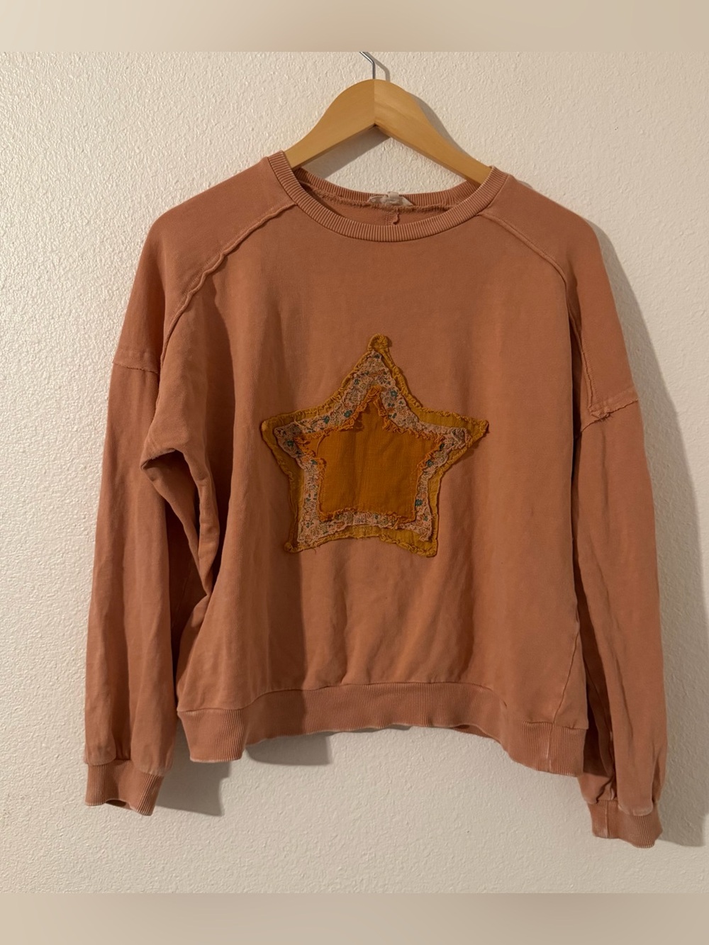 easel Rust Crewneck Sweatshirt 100% Cotton with Mustard Star Appliqué Size Small